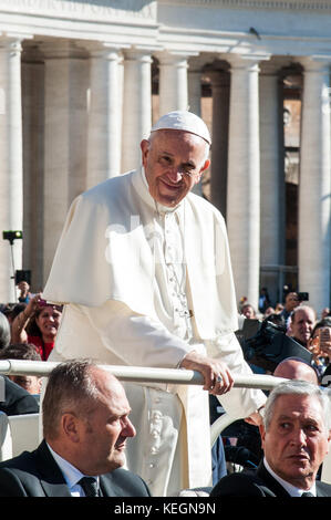 Papst Franziskus besucht seine wöchentliche Generalaudienz auf dem Petersplatz Mit: Papst Franziskus Wo: Rom, Italien Wenn: 20. September 2017 Kredit: IPA/WENN.com............................................. Stockfoto