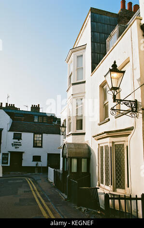 Historische Häuser auf einer schmalen Straße in der Küstenstadt Broadstairs, East Kent, Südengland Stockfoto