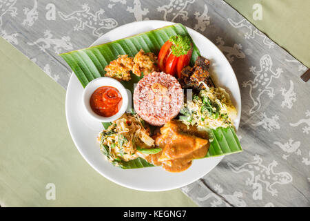 Balinesische Nasi Campur, bestehend aus süßem tempe, Tofu, gemischtem grünem Gemüse, Maiskrapfen, Sambal und Reis, Bali, Indonesien Stockfoto