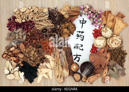 Chinesische alternative pflanzliche Medizin mit Akupunktur Nadeln, Kräuter und Kalligraphie Skript auf Reispapier auf Bambus Hintergrund. Stockfoto