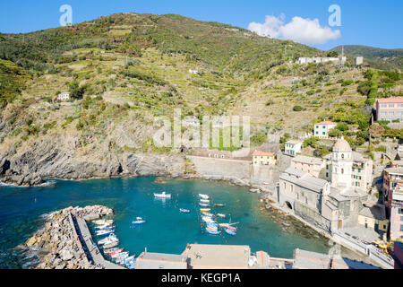 Blick auf den Hafen von Vernazza, Cinque Terre, Ligurien, Italien Stockfoto