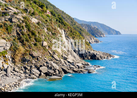 Cinque Terre Küste von Vernazza, Ligurien, Italien aus gesehen Stockfoto