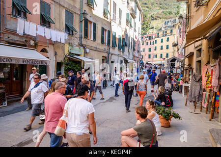 Hauptstraße in Vernazza, Cinque Terre, Ligurien, Italien Stockfoto