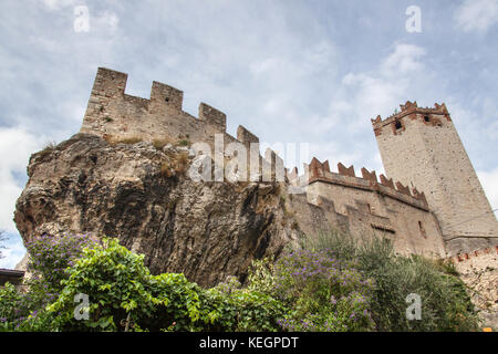 Stadt Malcesine, Gardasee, Italien. malerischen Blick auf die Süd-ost-Fassade der mittelalterlichen die Malcesine Scaliger Burg. Stockfoto