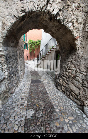 Stadt Malcesine, Gardasee, Italien. malerischen Blick auf einer gepflasterten Straße in der Nähe von Malcesine Scaliger Burg. Stockfoto