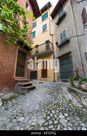 Stadt Malcesine, Gardasee, Italien. malerischen Blick auf einer gepflasterten Straße in der Nähe von Malcesine Scaliger Burg. Stockfoto