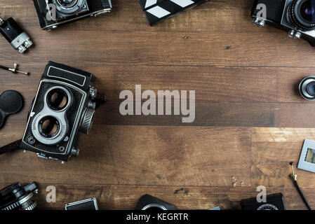 Twin Lens Reflex vintage Kamera auf einem hölzernen Hintergrund Stockfoto