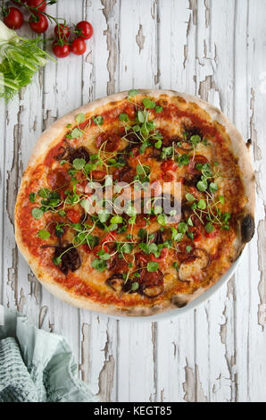 Pepperoni Pizza garniert mit frischen Kresse Stockfoto