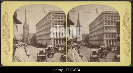Ein stereoskopischer Blick aus der Robert N. Dennis-Sammlung zeigt Grace Church und Stewart's Store und zeigt historische Gebäude in einer amerikanischen Stadt aus der Mitte des 19. Jahrhunderts. Stockfoto