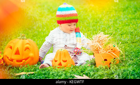 Little Boy feiern Halloween Urlaub und genießen Sie die schönen traditionellen festlichen Dekoration im Freien in den warmen sonnigen Tag , amerikanischen Feiertag Stockfoto