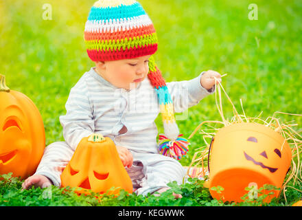 Little Boy feiert Halloween Urlaub und genießen Sie die schönen traditionellen festlichen Dekoration im Freien in den warmen sonnigen Tag , amerikanischen Feiertag Stockfoto