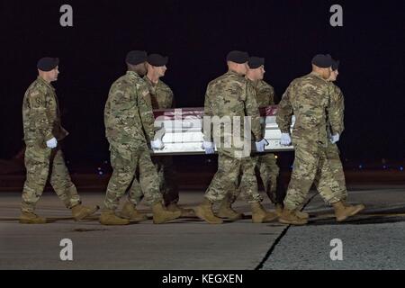 US-Soldaten des 3. Infanterieregiments tragen den mit Fahnen überzogenen Sarg des Stabsgebers Dustin M. Wright aus Lyon, Georgia während eines würdevollen Transfers auf der Dover Air Force Base am 5. Oktober 2017 in Dover, Delaware. Wright, ein Mitglied der Spezialkräfte, wurde am 4. Oktober in Niger getötet. Stockfoto