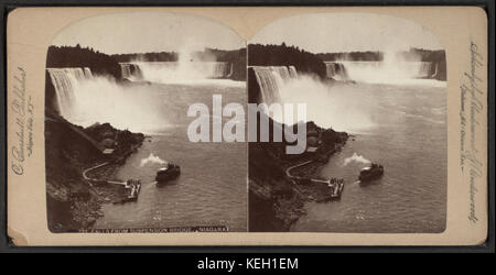 Dieses Bild zeigt die ikonischen Niagarafälle von der Hängebrücke aus gesehen. Es ist Teil von Robert N. Dennis’ Sammlung stereoskopischer Ansichten, die die Wasserfälle in historischer Perspektive erfassen. Stockfoto