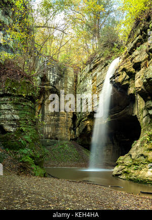 Herbst/Herbstmorgen im Tonti Canyon nach heftigen Regenfällen. Starved Rock State Park. Stockfoto