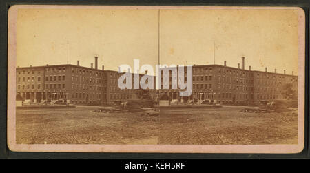 Diese stereoskopische Ansicht zeigt die Ara Cashman Shoe Factory, Teil der Robert N. Dennis Kollektion. Das Bild bietet einen historischen Blick auf die industrielle Produktion im frühen 20. Jahrhundert mit Schwerpunkt auf der Schuhherstellung. Stockfoto