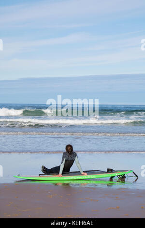 Surfen auf Bamburgh Beach, Northumberland, England, Großbritannien Stockfoto