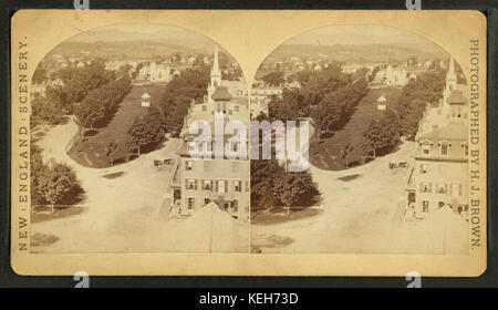 Dieses Foto von H. J. Brown zeigt die Ecke Baptist Church und Newport Hotel und zeigt die Kreuzung zweier historischer Gebäude. Das Foto bietet einen historischen Einblick in die Architektur und städtische Entwicklung der Gegend während des frühen 20. Jahrhunderts. Stockfoto