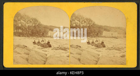 Ein historisches Foto aus der Robert N. Dennis-Sammlung, das die Badehäuser auf Cushing's Island zeigt und die Freizeiteinrichtungen und die Strandkultur der Insel im späten 19. Jahrhundert erfasst. Stockfoto