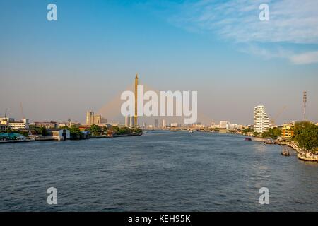 Rama 8 Bridge bei Nacht in Bangkok und Chopraya River, Thailand Stockfoto