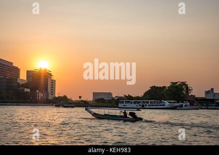 Longtail Boot auf dem Fluss Chao Phraya Bangkok Stockfoto