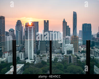 Bangkok City Blick von der Dachterrasse des Gebäudes, blauer Himmel und City Light, Thailand Stockfoto