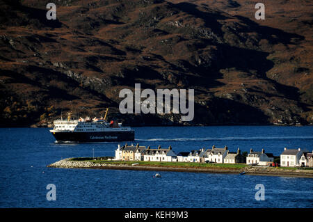 Die tägliche Caledonian MacBrayne Autofähre fährt von Stornoway auf den Western Isles, Schottland, nach Ullapool am Loch Broom. Stockfoto