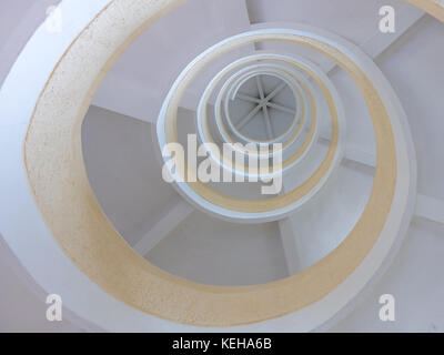 Ansicht der Wendeltreppe aus dem Boden nach oben Stockfoto