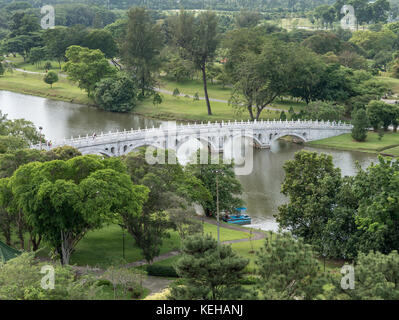 Die Brücke, die das Chinesische Garten, Japanischer Garten Inseln, Singapur Stockfoto