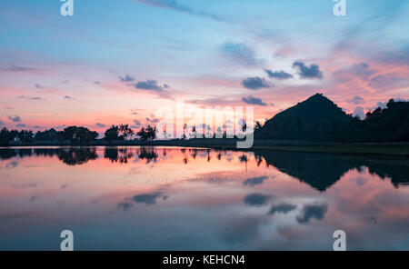 Sonnenuntergang in Putri Nyale Beach, Lombok, Indonesien Stockfoto