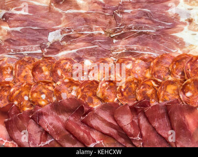 Zusammensetzung der italienischen Wurstwaren Typen. Salami, Bresaola und Prosciutto di Parma, Scheiben, Nahaufnahme, Ansicht von oben. Essen ackground, Textur und Tapeten Stockfoto