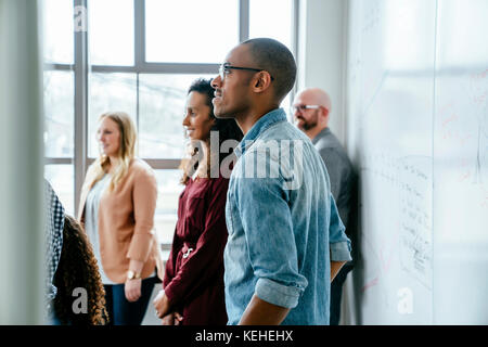 Geschäftsleute in der Nähe von Whiteboard Stockfoto