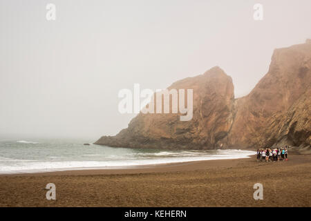 Weit entfernte Menschenmenge, die am Strand steht Stockfoto