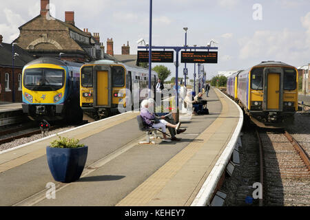 Züge und Passagiere am Bahnhof Cleethorpes, Großbritannien. Stockfoto