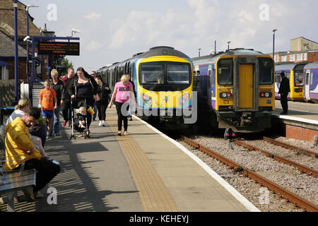 Züge und Passagiere am Bahnhof von Cleethorpes, UK. Stockfoto