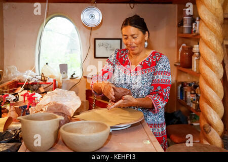 Mischrasse Frau Gestaltung Ton in Kunststudio Stockfoto