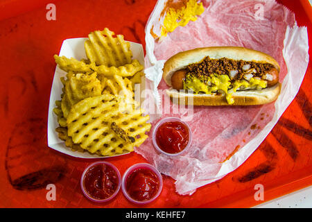 Hot Dog und pommes auf dem Tablett Stockfoto