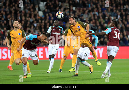 Glenn Murray von Brighton & Hove Albion erzielt während des Spiels der Premier League im London Stadium das erste Tor seiner Spielmannschaft. Stockfoto