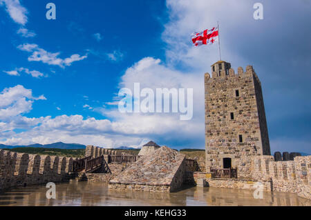 Flagge weht im Wind auf der Burg Stockfoto