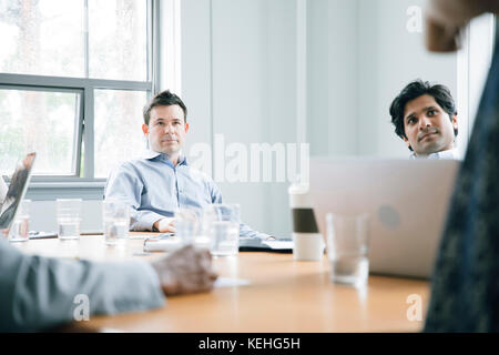 Business-Leute, die hören in treffen Stockfoto