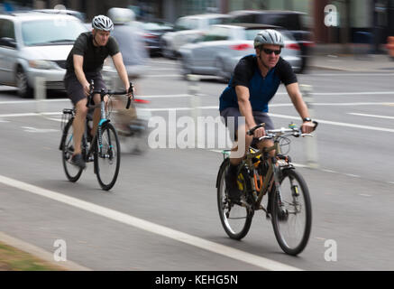 Portland Oregon, USA - September 8th, 2017: Zwei Männer auf einem Fahrrad auf dem SW Naito Parkway, verschwommene Bewegung, USA. Stockfoto