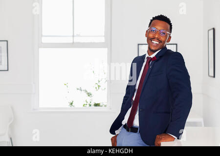 Schwarzer Mann lächelt in der Galerie Stockfoto