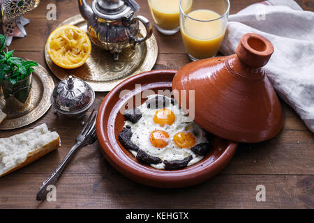 Ansicht schließen von Ei und Rindfleisch, typisch marokkanische Frühstück. Stockfoto