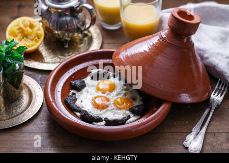 Ansicht schließen von Ei und Rindfleisch, typisch marokkanische Frühstück. Stockfoto