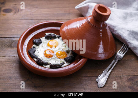 Nahaufnahme des Spiegelei und Rindfleisch in Tajine Schale, traditionelle marokkanische Gerichte. Stockfoto