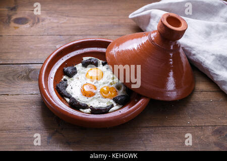 Nahaufnahme des Spiegelei und Rindfleisch in Tajine Schale, traditionelle marokkanische Gerichte. Stockfoto