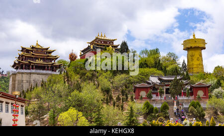 Riesige Tibetische Gebetsmühle und Zhongdian Tempel - privince Yunnan, China Stockfoto