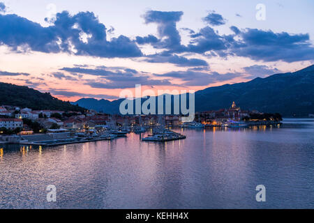 Schöner Blick auf den Yachthafen bei Sonnenuntergang Stockfoto