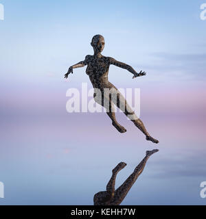 Spiegelung der futuristischen Frau tanzen in Himmel Stockfoto