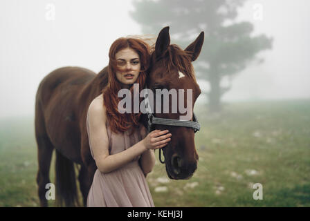 Kaukasische Frau Petting Pferd Stockfoto