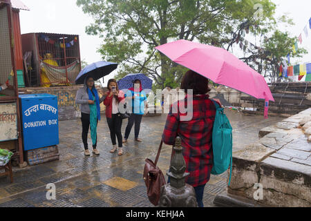 Touristen, die Bilder von einander bei Swayambhunath (Monkey Tempel), Kathmandu, Nepal. Stockfoto